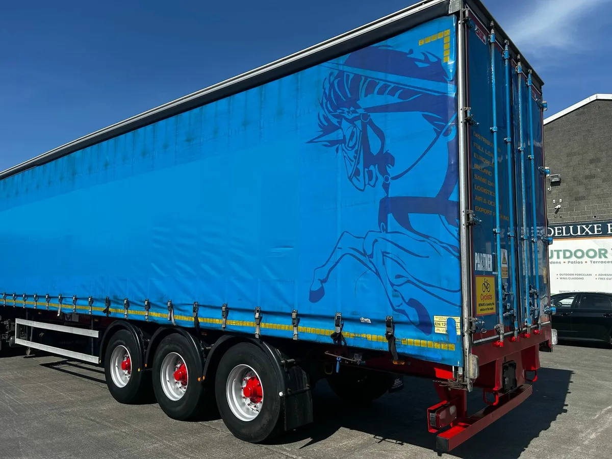 2015 SDC Curtainside - Image 1