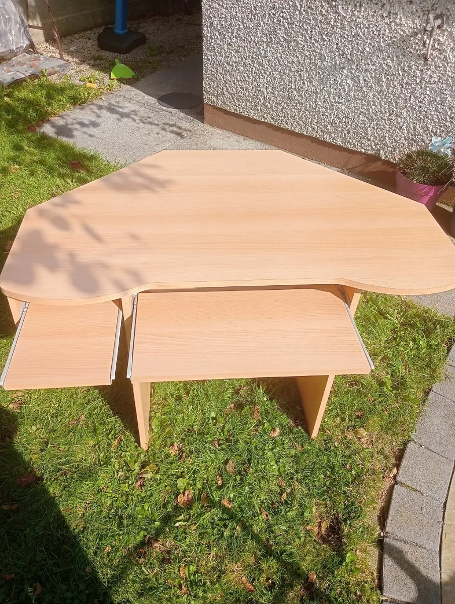 Computer desk - Image 1