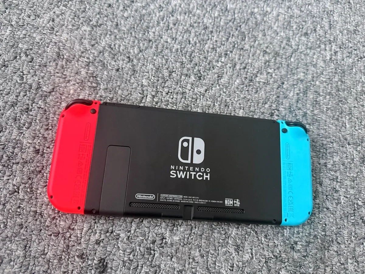 Nintendo Switch 32GB and games - Image 1