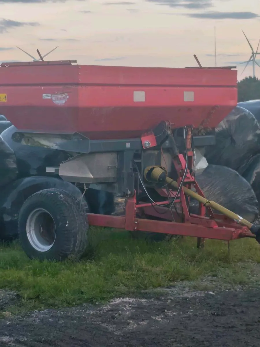 Fertilizer spreader