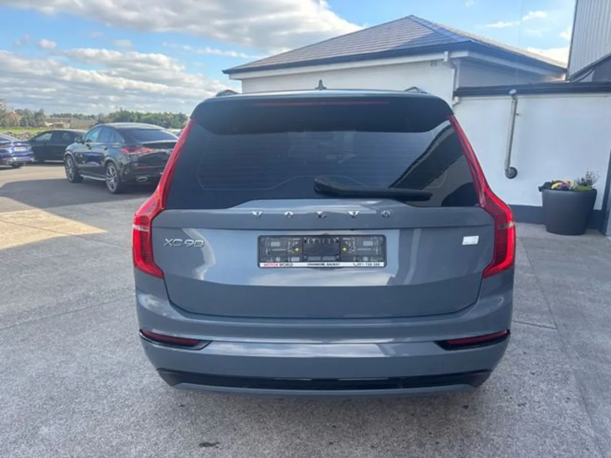 Volvo XC90 Recharge T8 Plus Dark AWD - Image 3