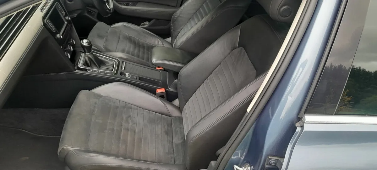 Volkswagen Passat 2015 - Image 2