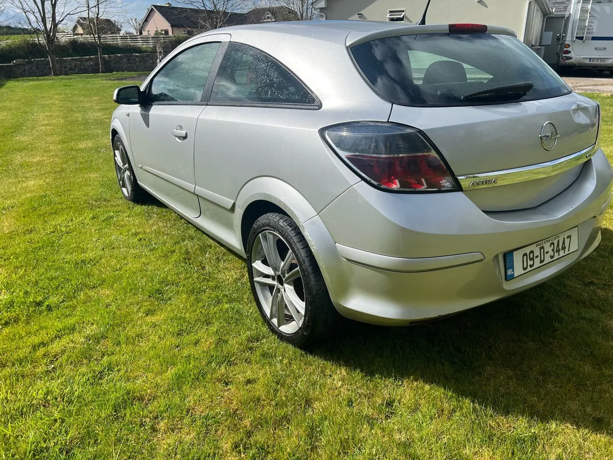 Opel Astra 2009 - Read Discription - Image 4