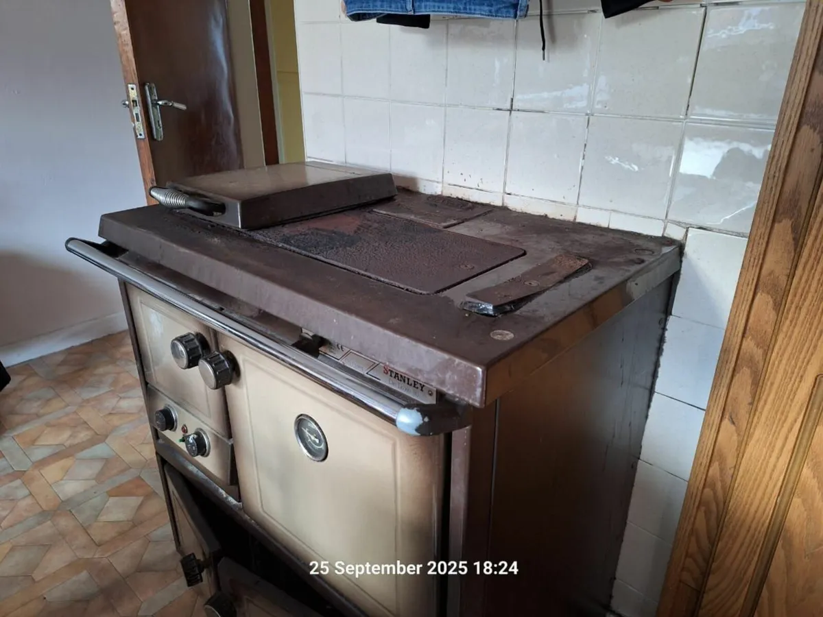 Oil fired range cooker - Image 1