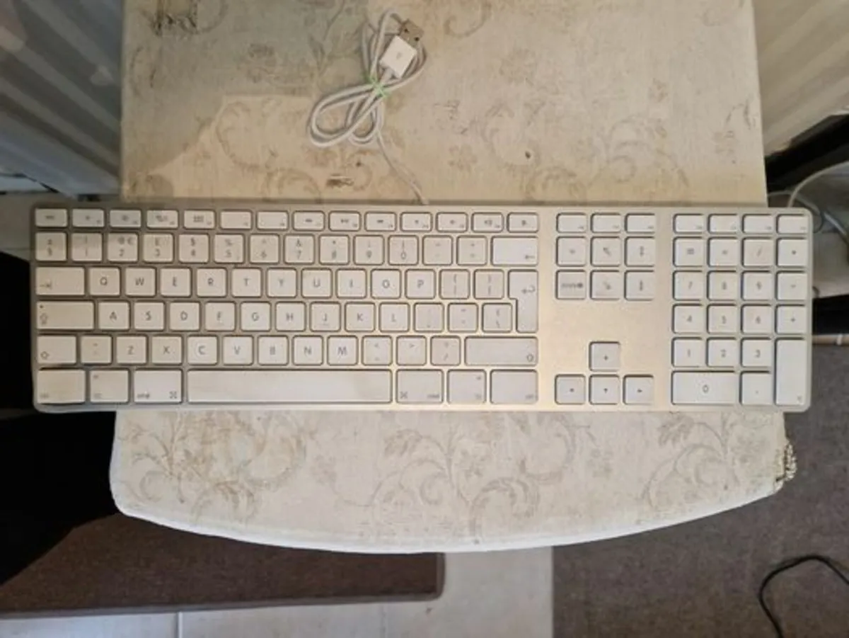 Apple Keyboard in Excellent Condition - Image 1