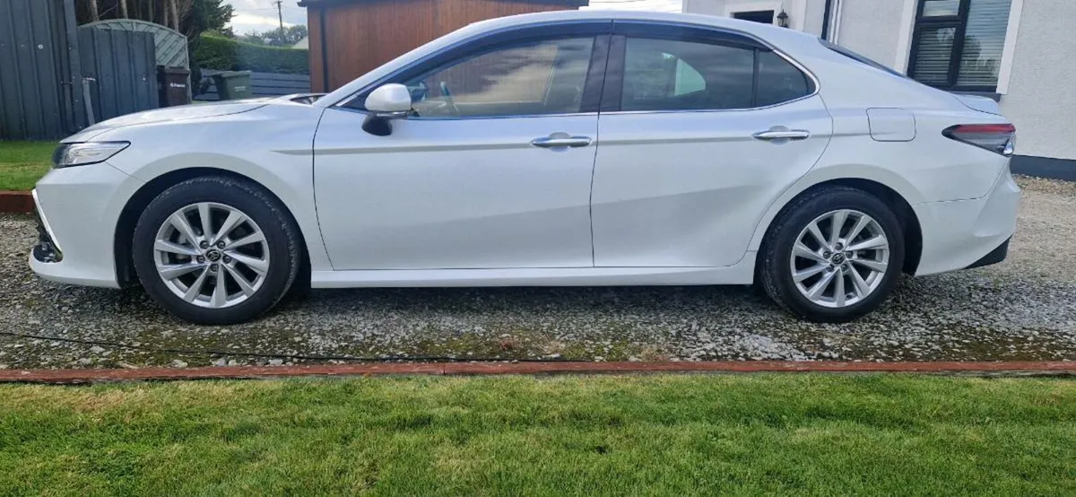 Toyota Camry 2.5 Petrol/Hybrid - Image 3