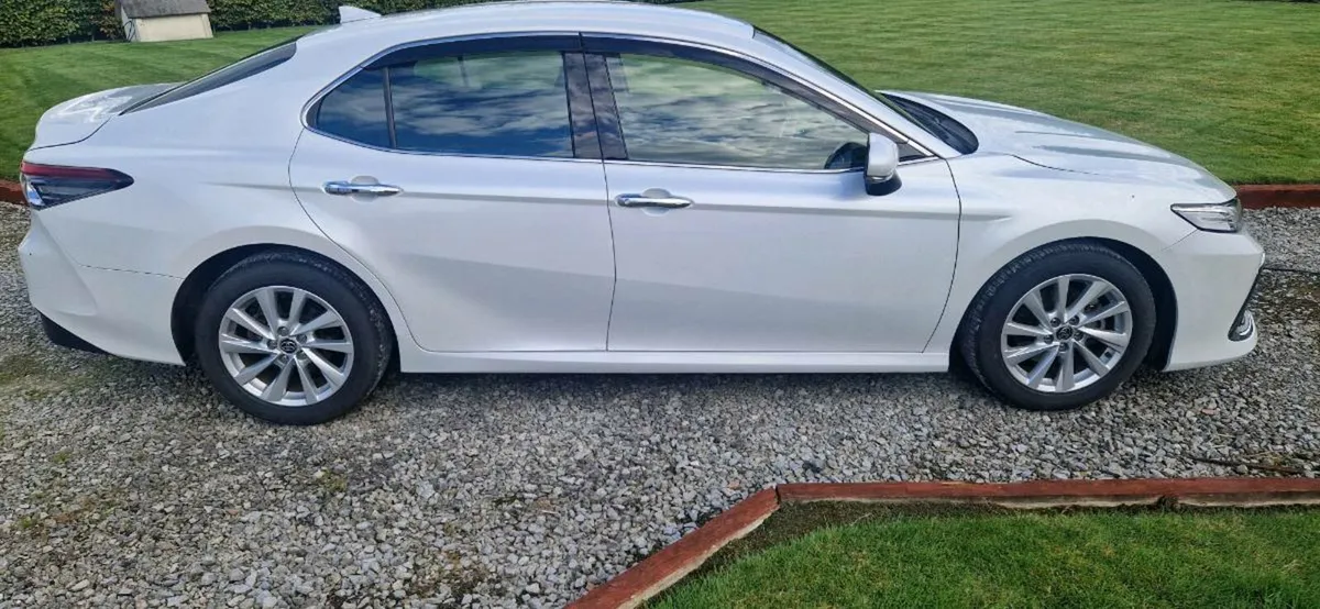 Toyota Camry 2.5 Petrol/Hybrid - Image 4
