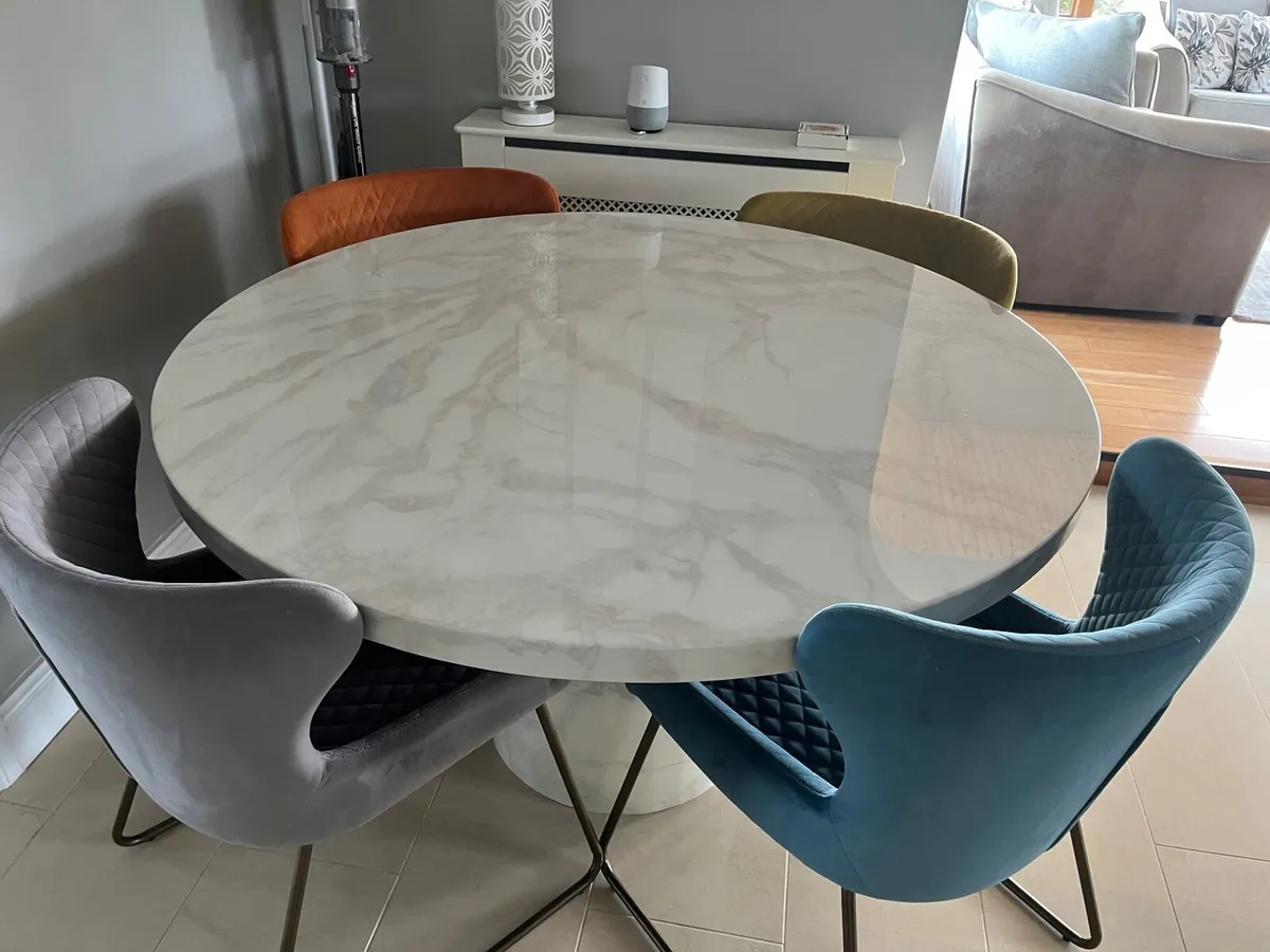 Kitchen table and 4 chairs - Image 1