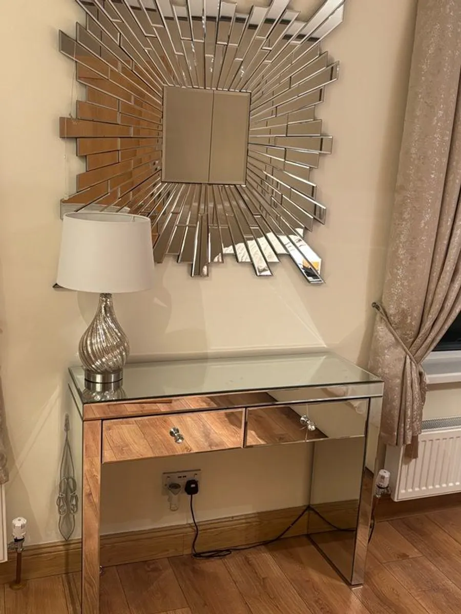 Wall mirror and dressing table with drawers - Image 1