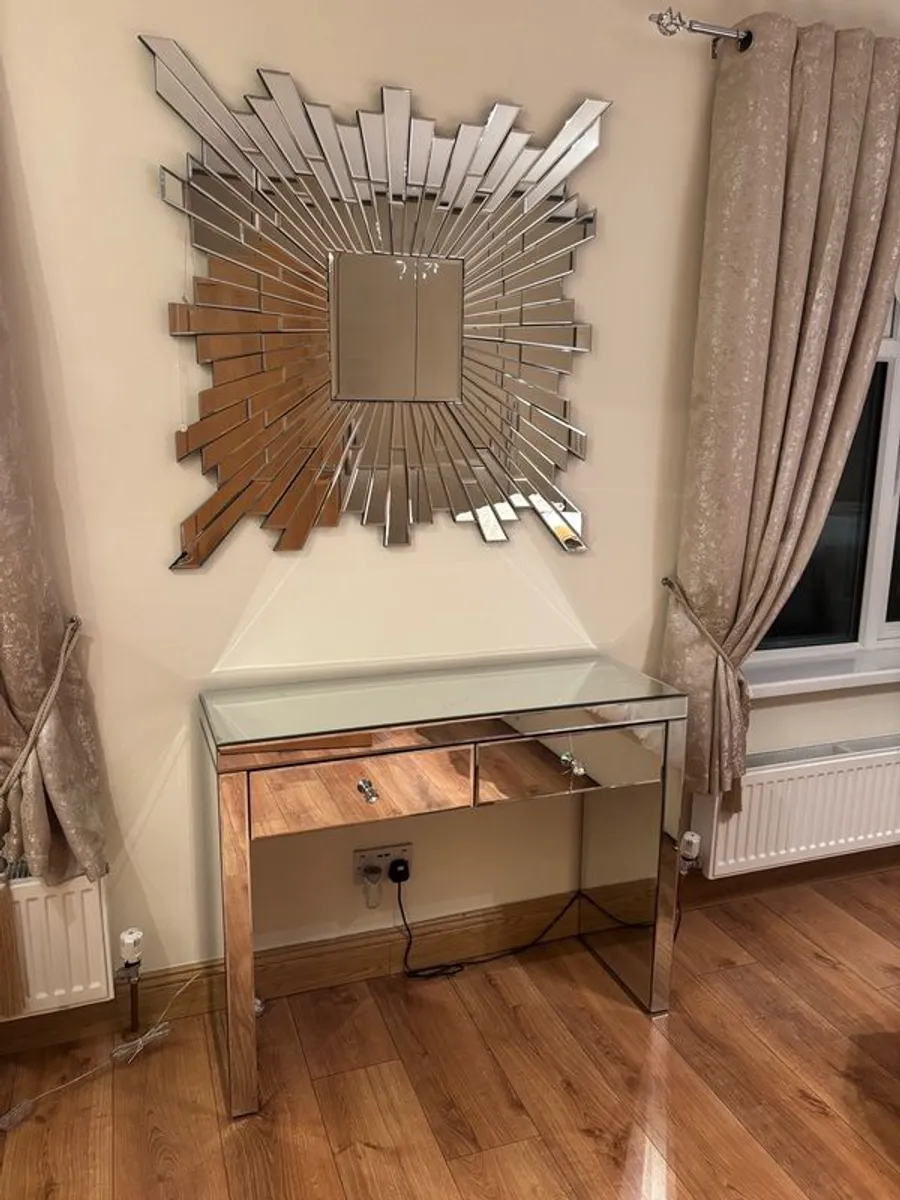 Wall mirror and dressing table with drawers - Image 2