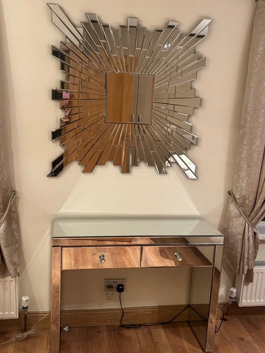 Wall mirror and dressing table with drawers - Image 3