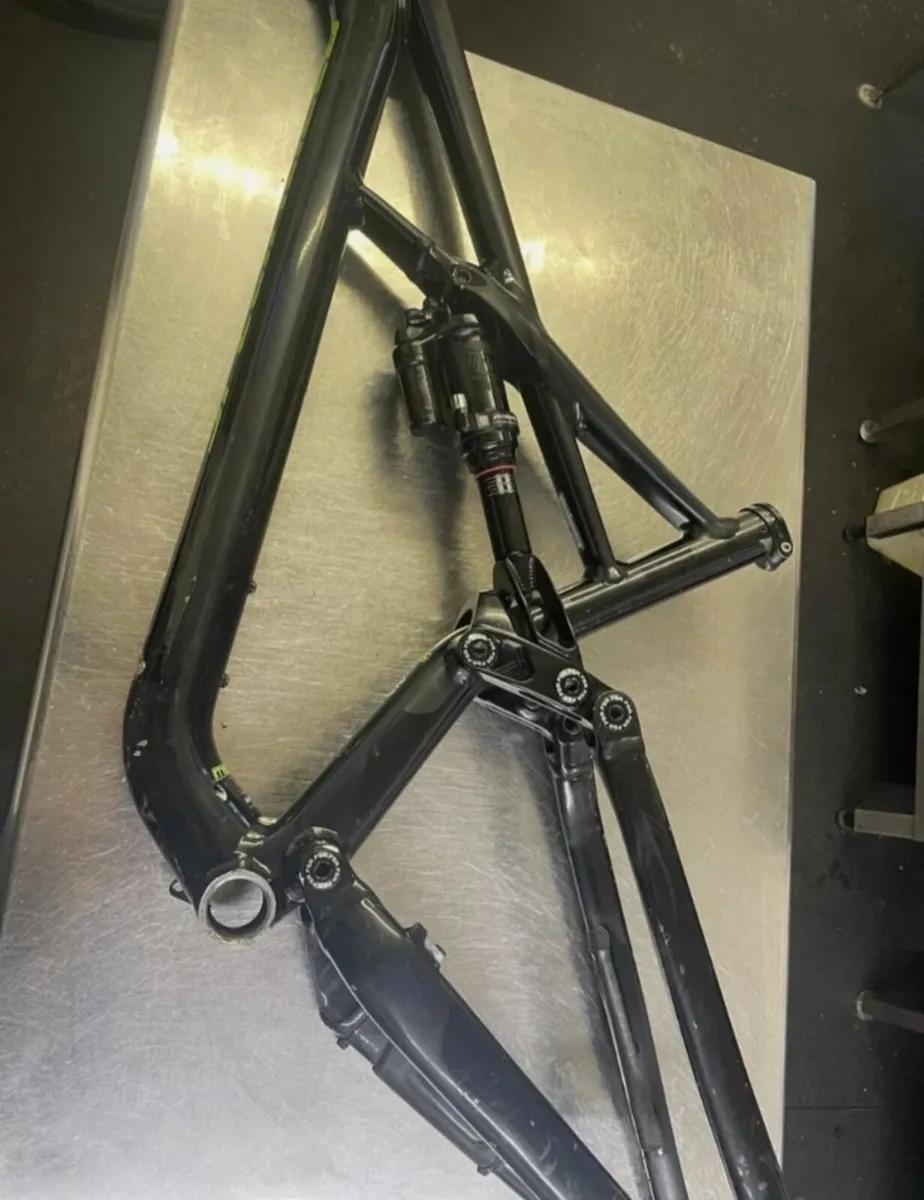 2018 specialised endure frameset with shock - Image 1