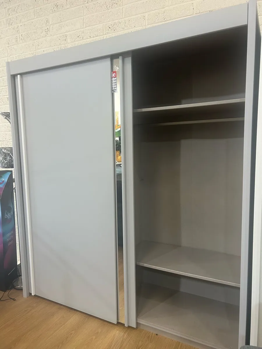 Slide wardrobe - Image 1