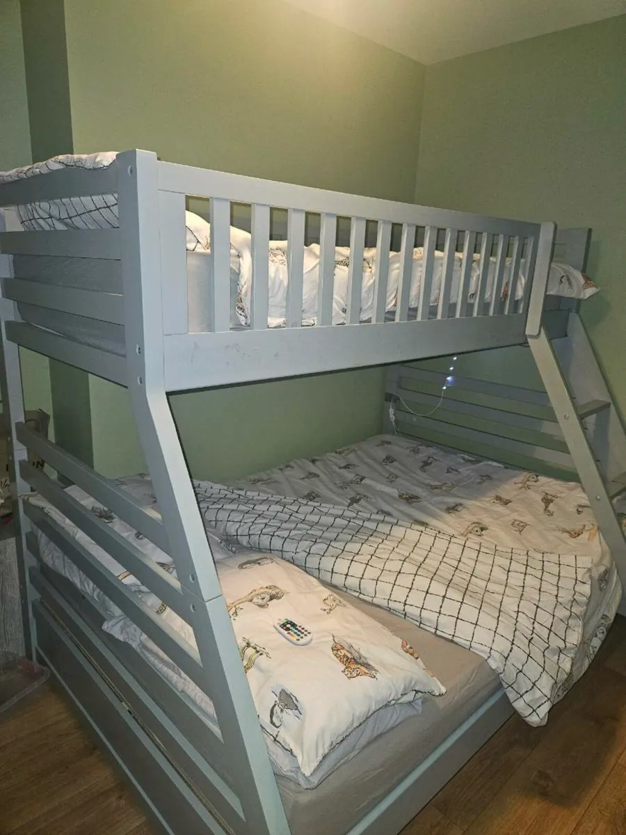 Triple bunk bed - Image 1