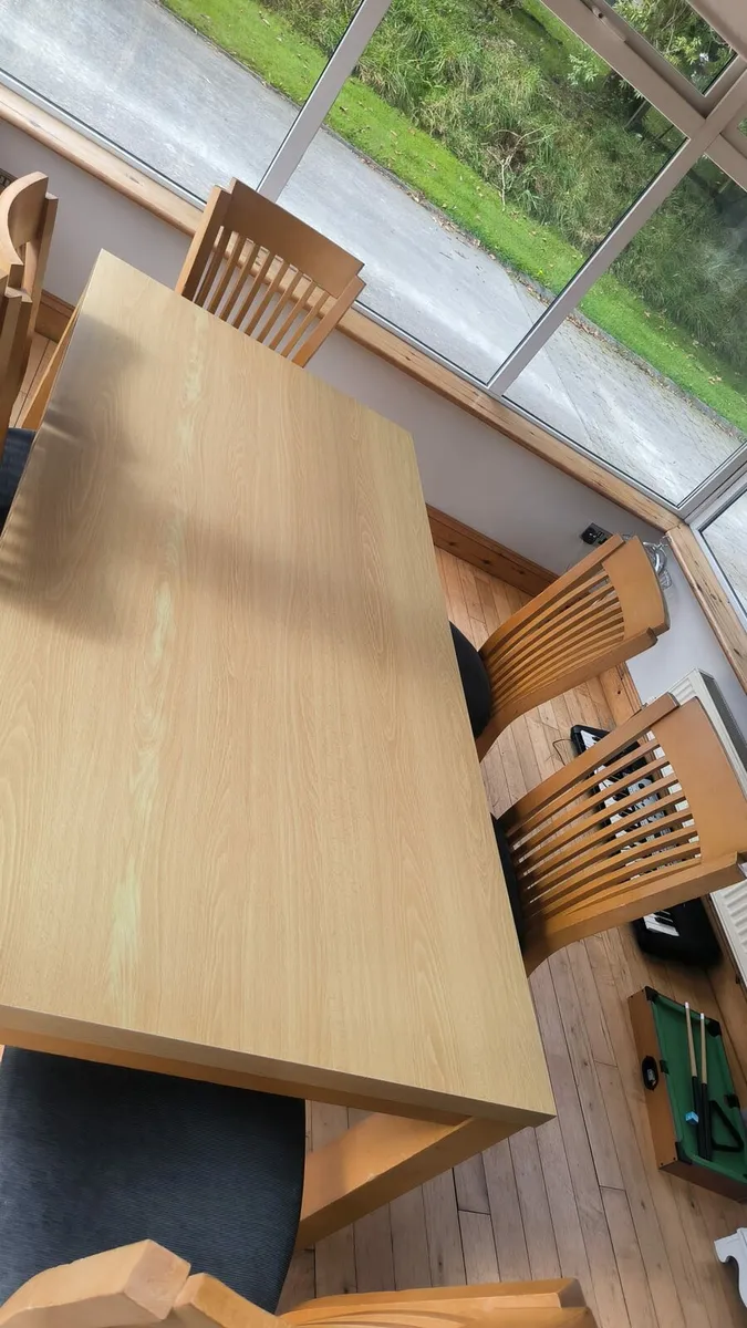 Table and chairs - Image 1