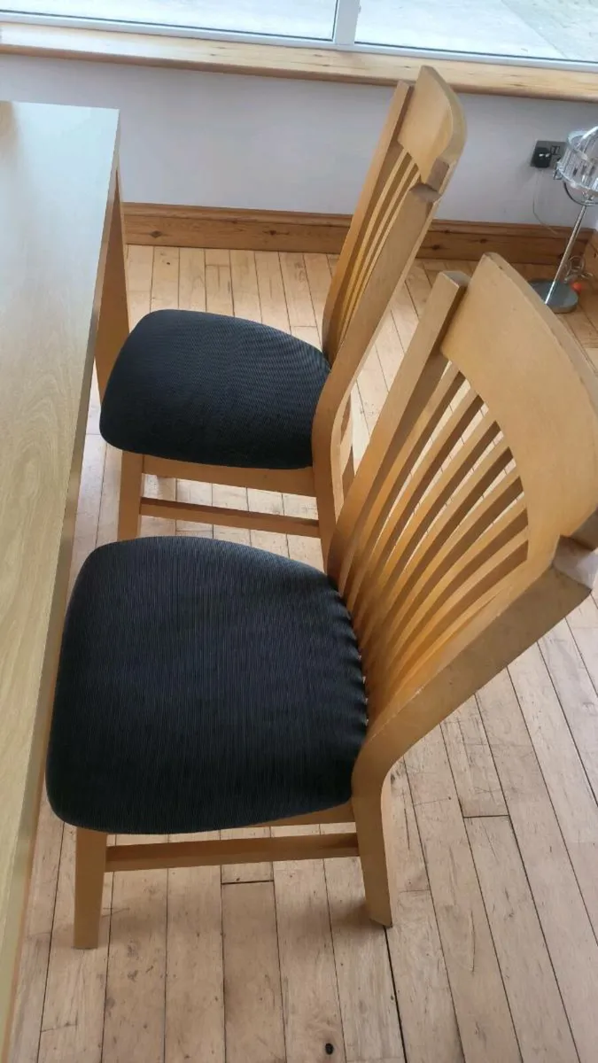 Table and chairs - Image 4