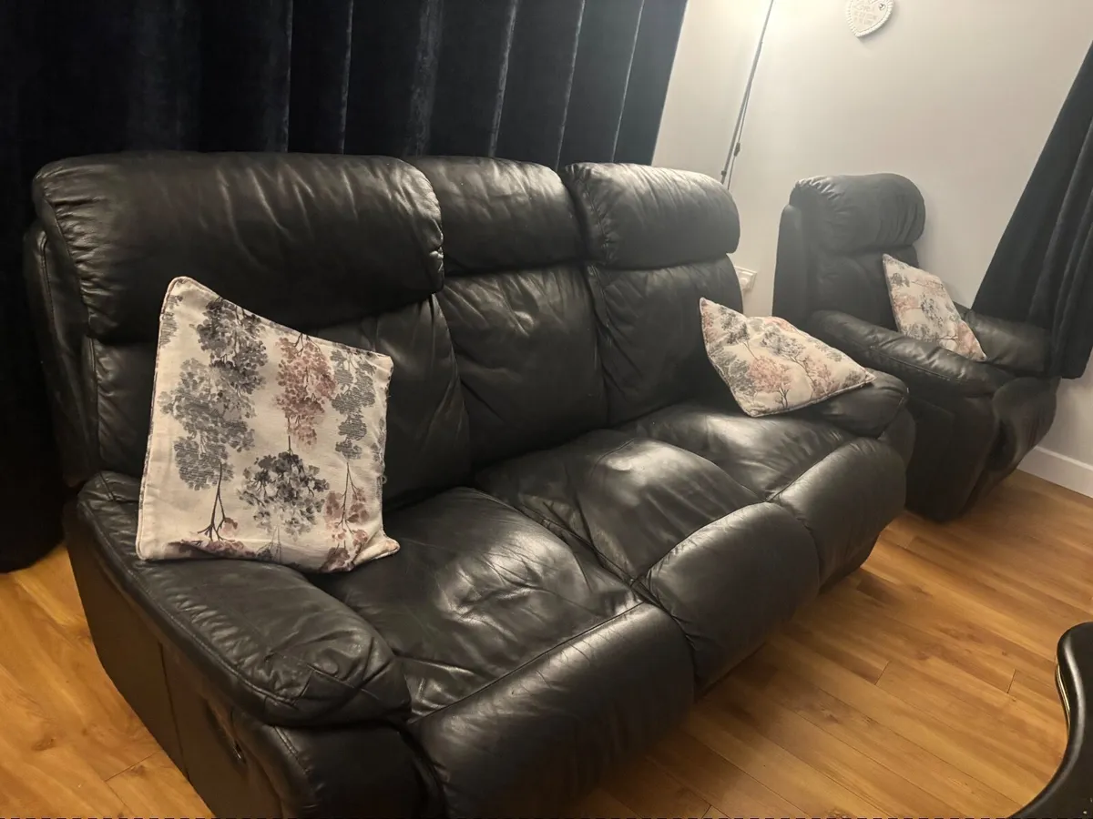 Sofa plus two arm chairs - Image 1
