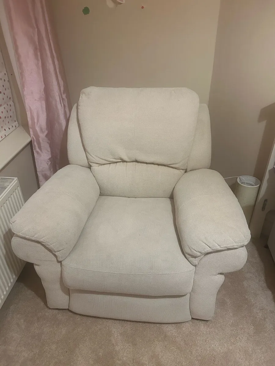 Cream electric recliner armchair - Image 1