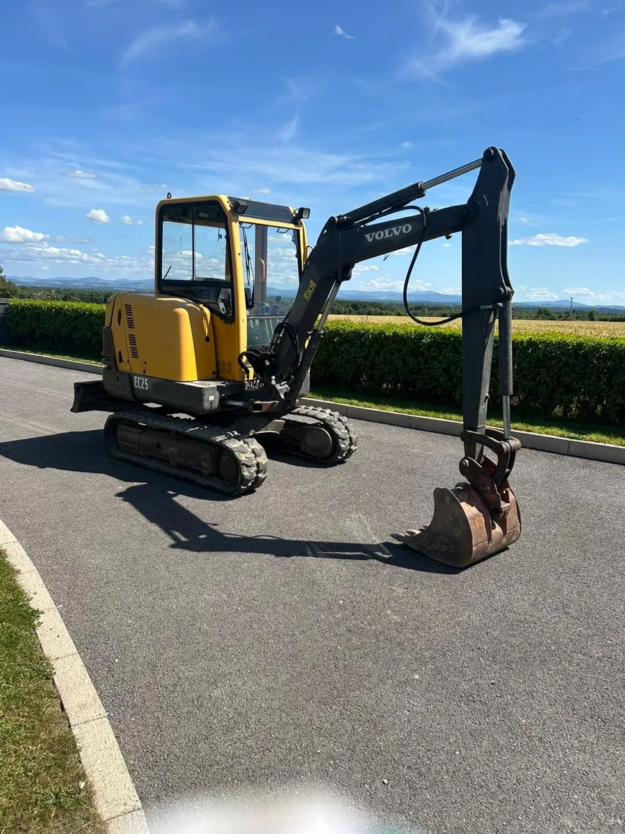 Volvo mini digger - Image 1