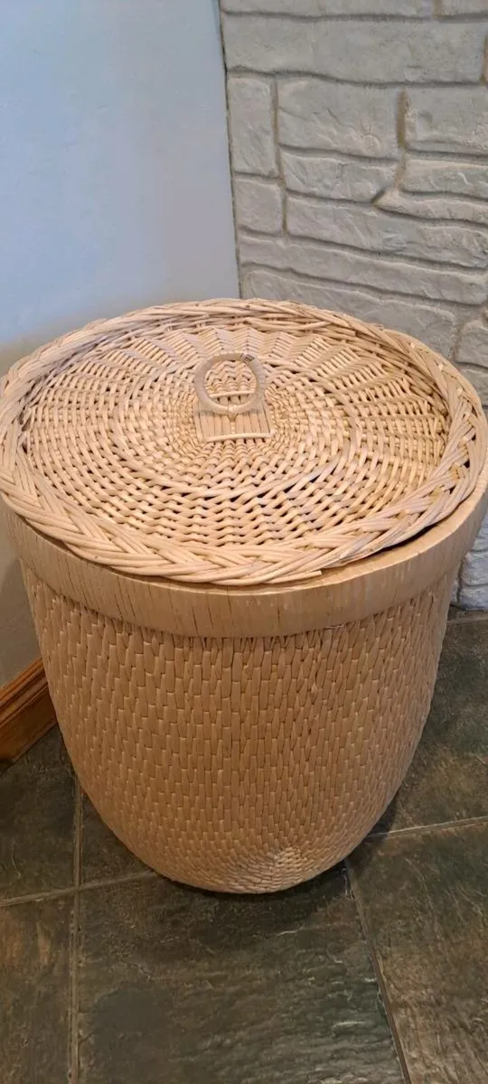 Wicker laundry basket - Image 1