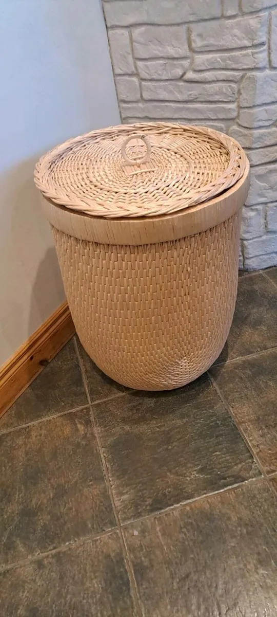 Wicker laundry basket - Image 2