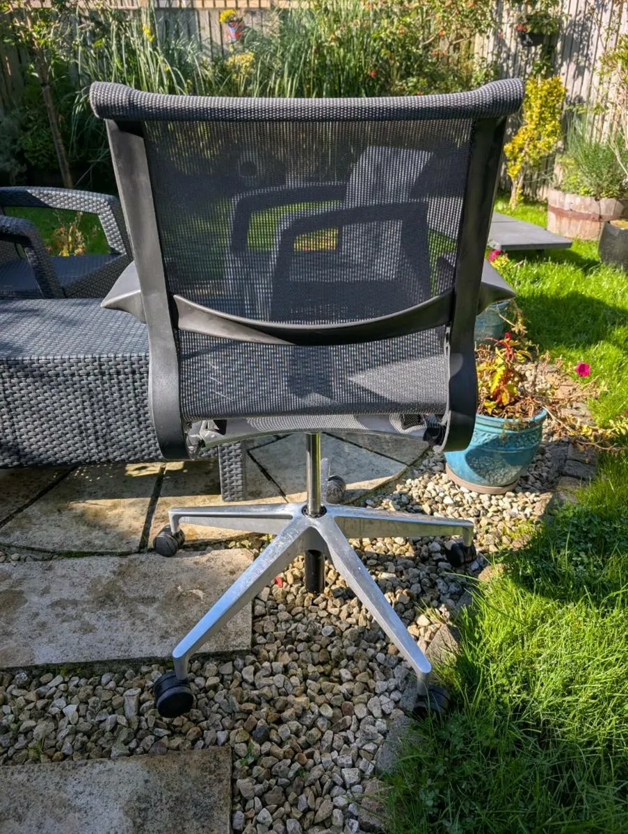 Ergonomic office chair - Image 3