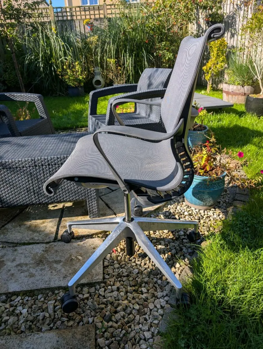 Ergonomic office chair - Image 4