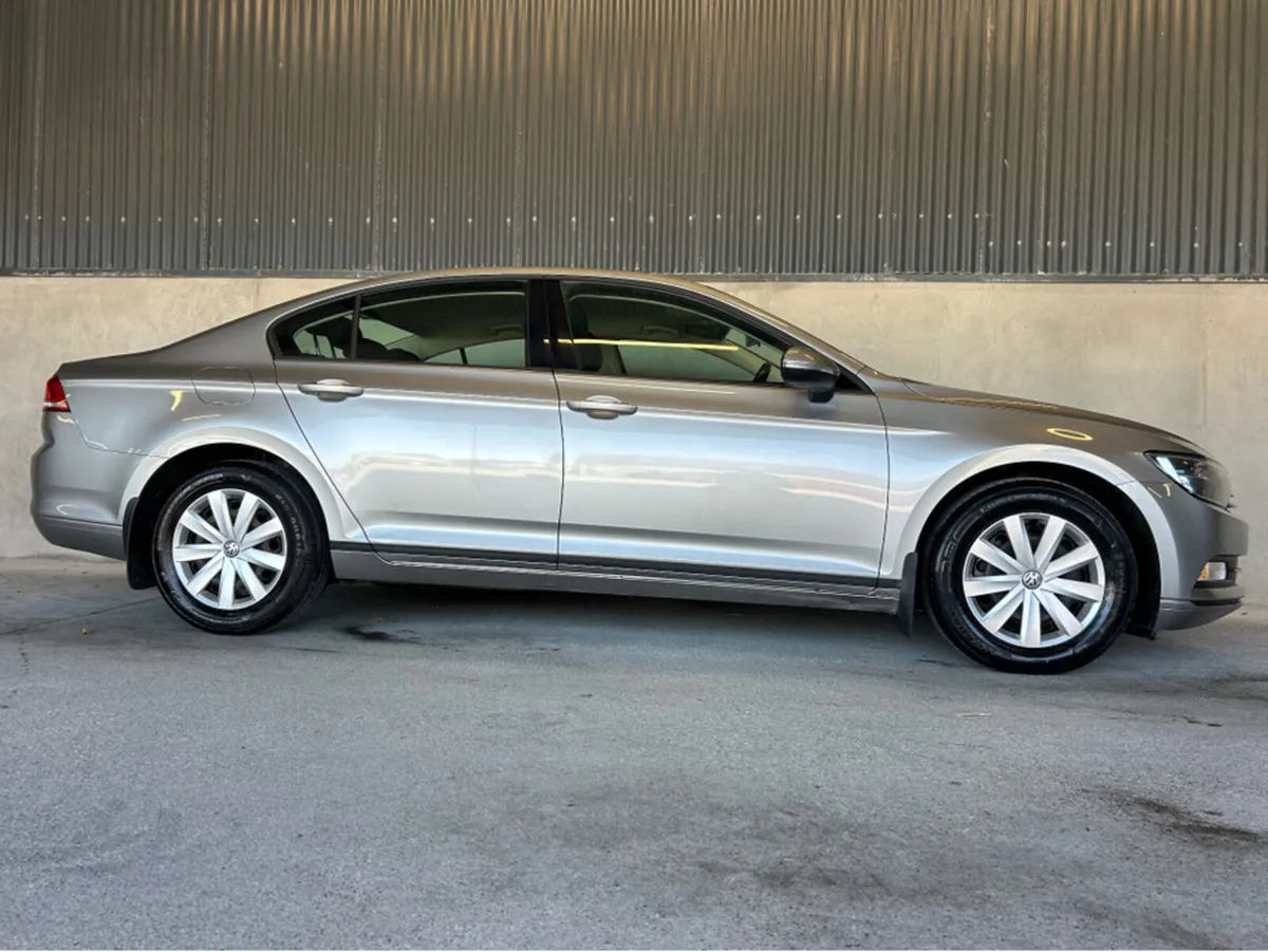 Volkswagen Passat TRENDLINE 1.6 TDI 120 BHP LOW KM - Image 2