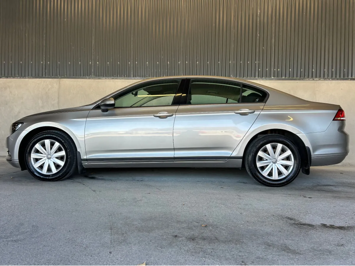 Volkswagen Passat TRENDLINE 1.6 TDI 120 BHP LOW KM - Image 3