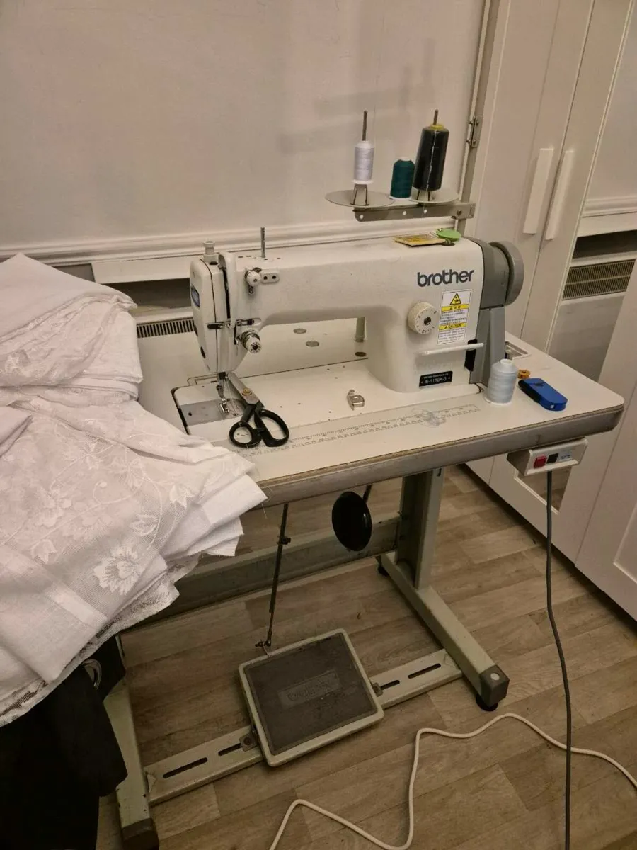 Industrial sewing machine - Image 1