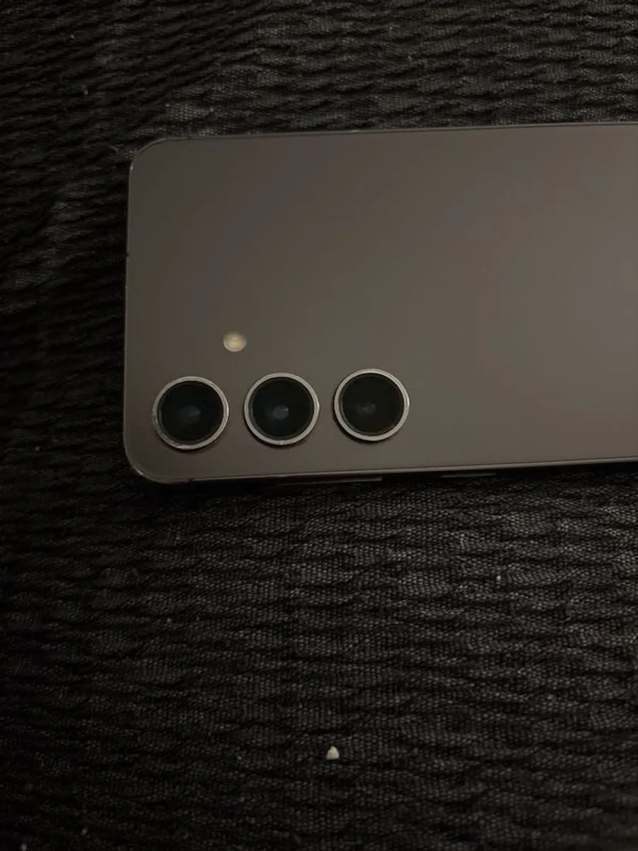 Samsung S24 phone - Image 4