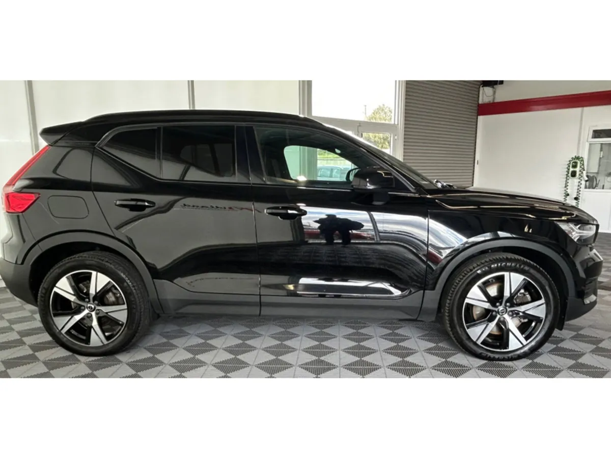 Volvo XC40 R-DESIGN T4 RECHARGE - Image 2