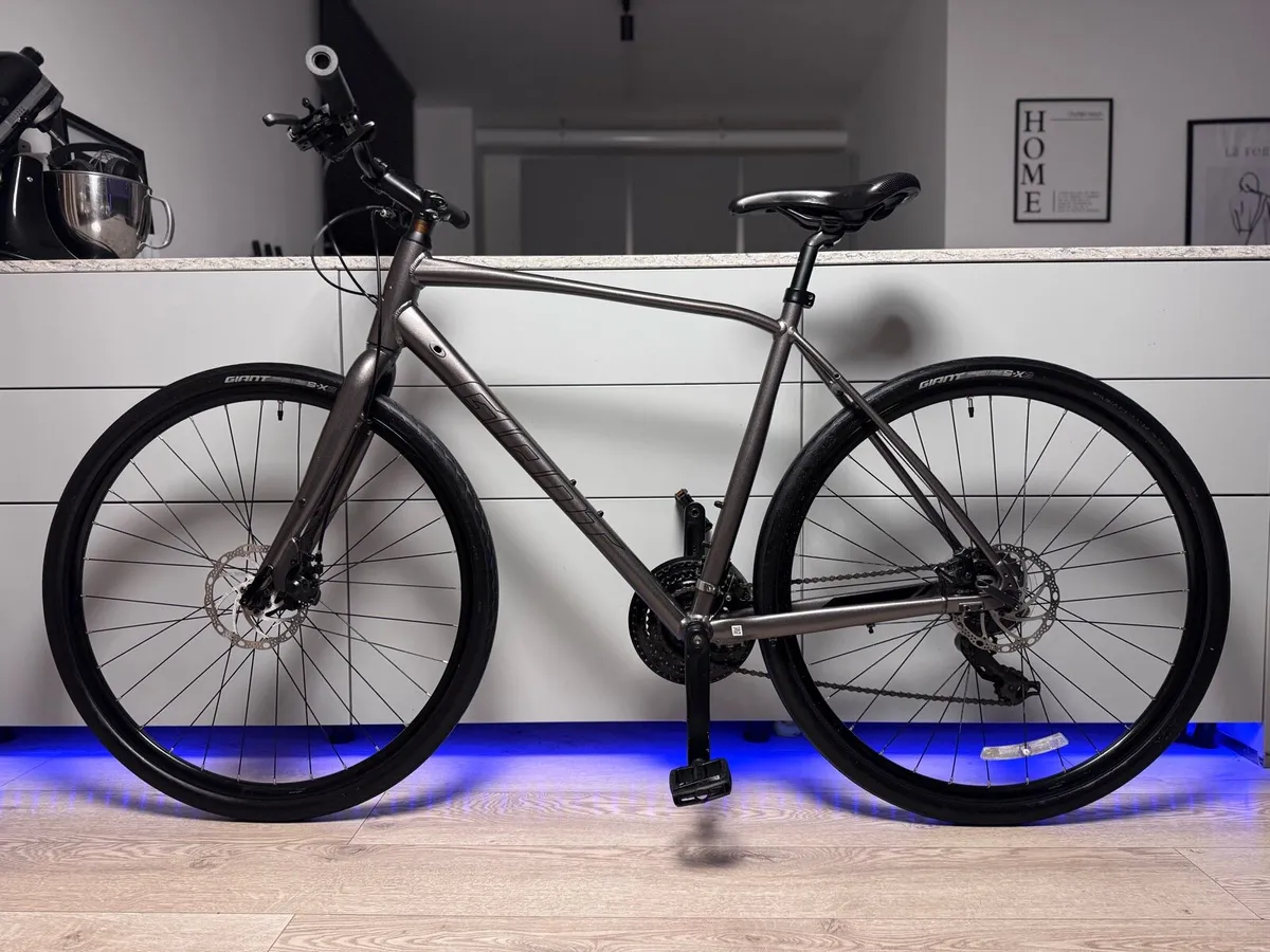 GIANT Escape Hybrid Bike - Image 2