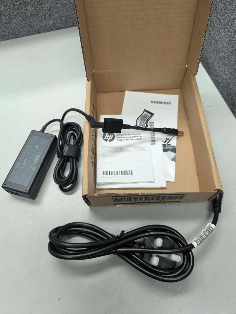 NEW HP 65W Smart AC Power Adapters with converters - Image 3