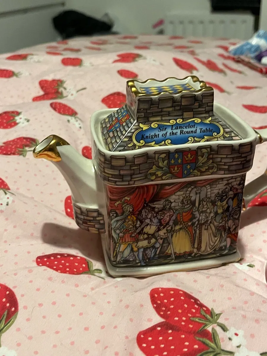 Vintage knights of the round table teapot - Image 2