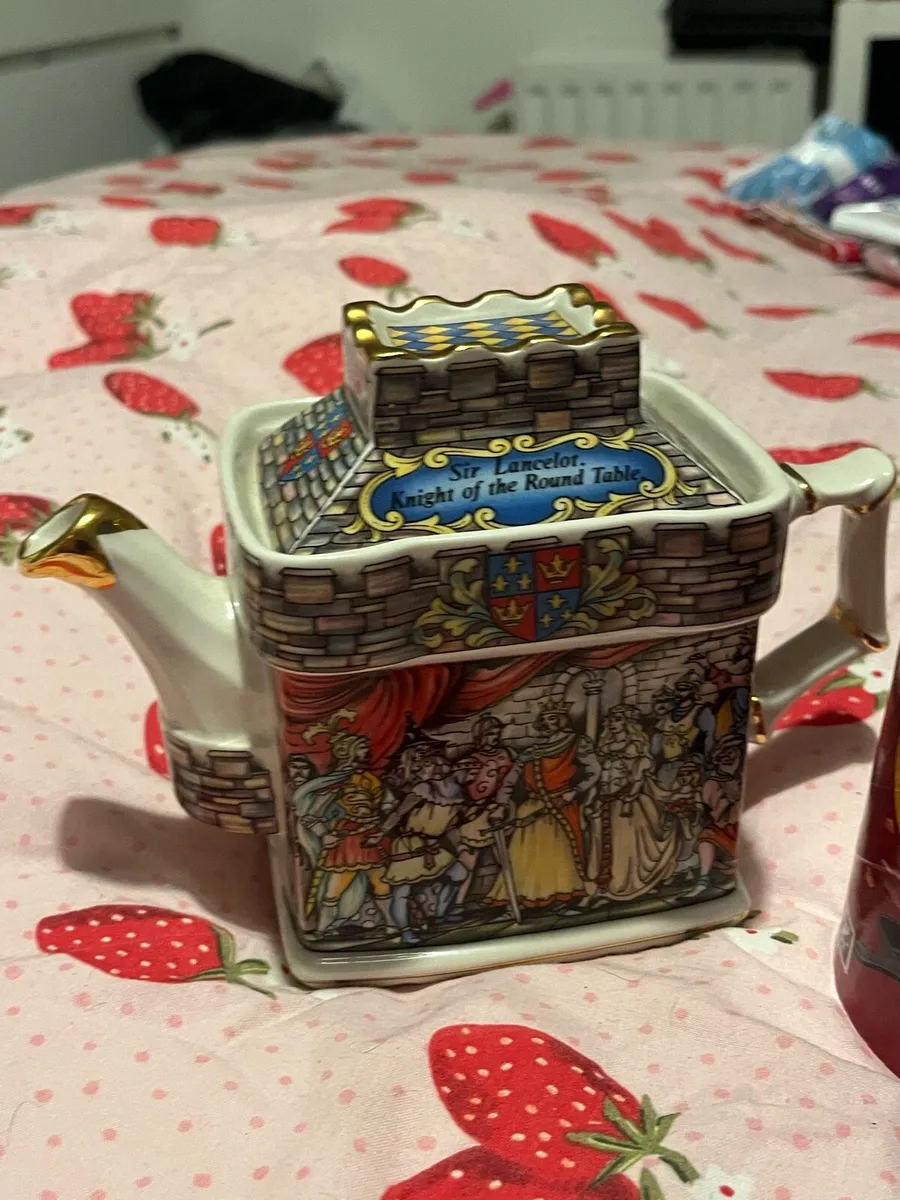 Vintage knights of the round table teapot - Image 3