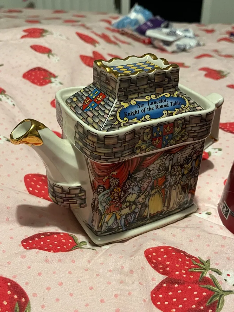 Vintage knights of the round table teapot - Image 4