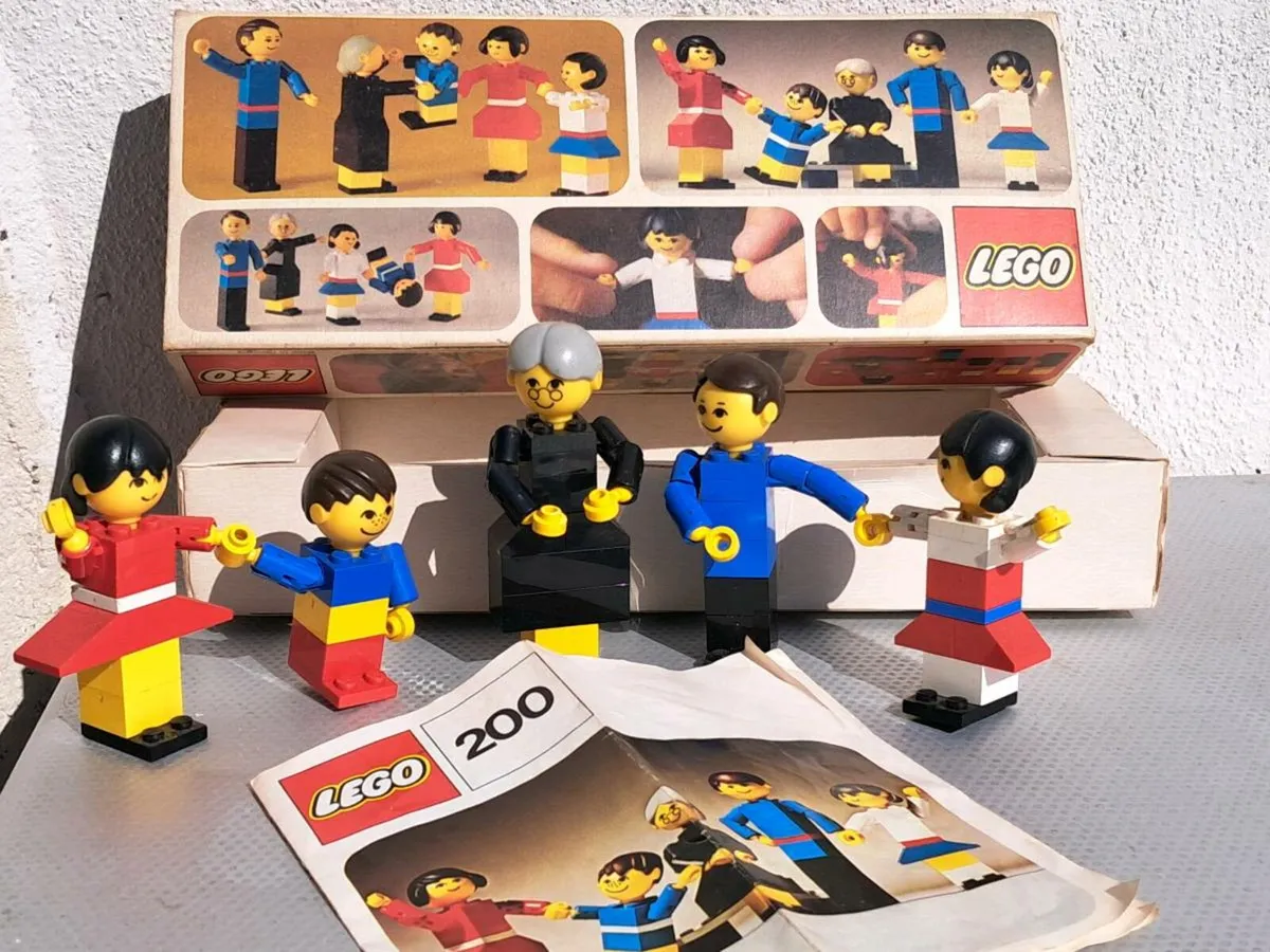 Lego Vintage 200: Family 5 figure Set (1974) - Image 1