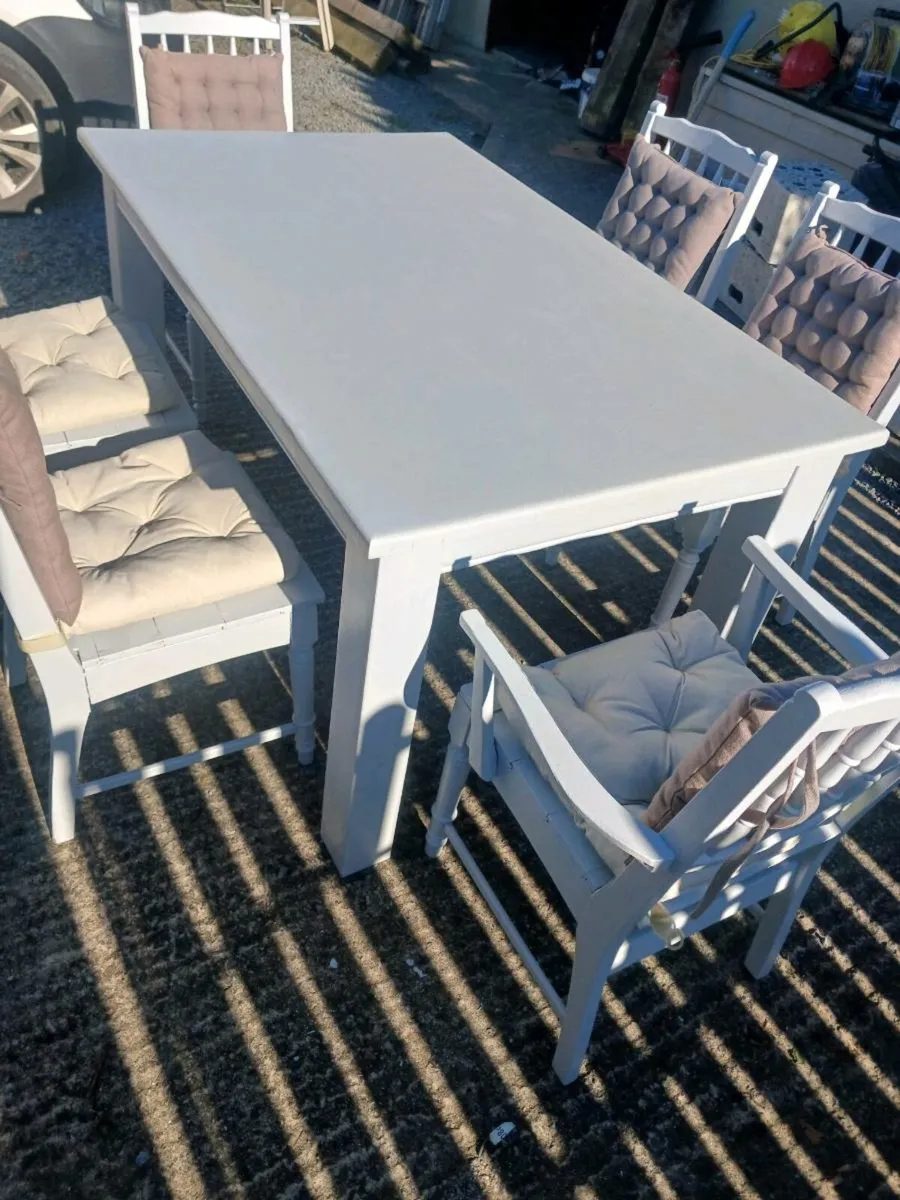 Table and chairs - Image 1