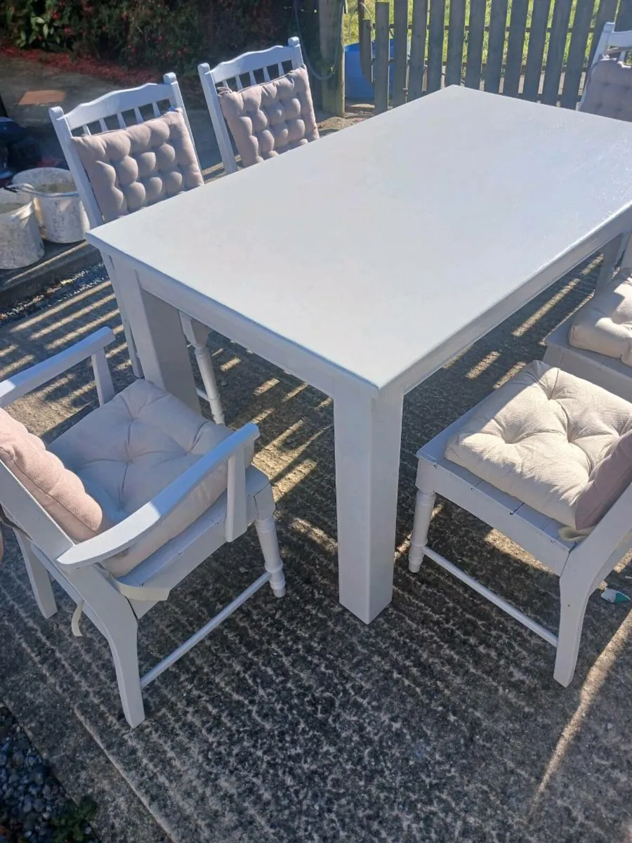 Table and chairs - Image 2