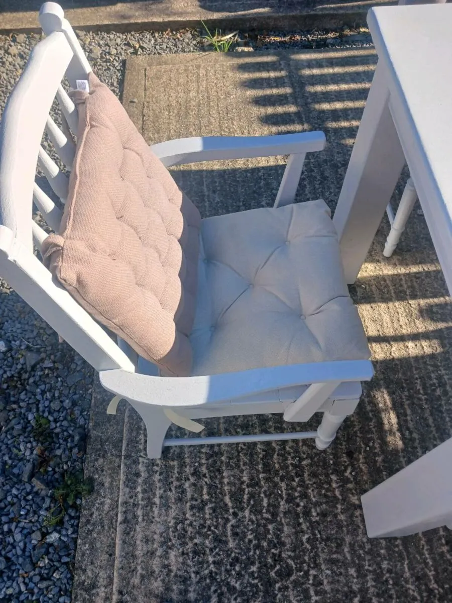 Table and chairs - Image 4