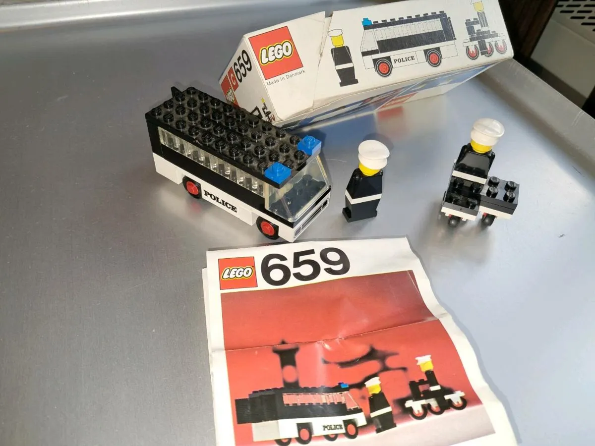 Lego Vintage 659: Police Patrol with Van and Motor - Image 1