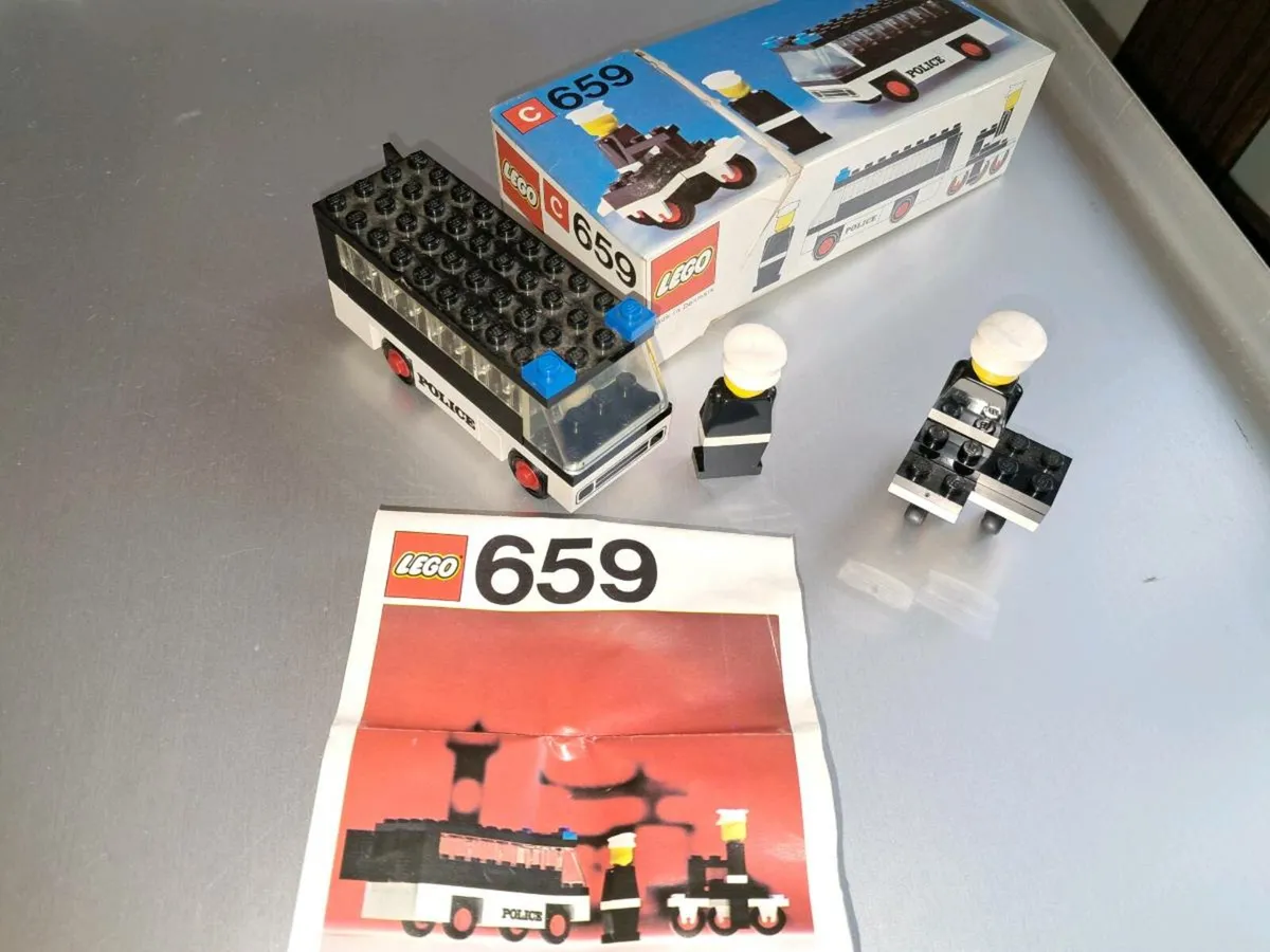 Lego Vintage 659: Police Patrol with Van and Motor - Image 2