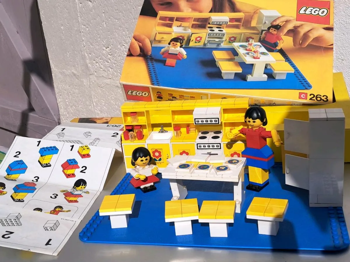 Lego Vintage 361: Tea Garden Cafe with Baker's Van - Image 2