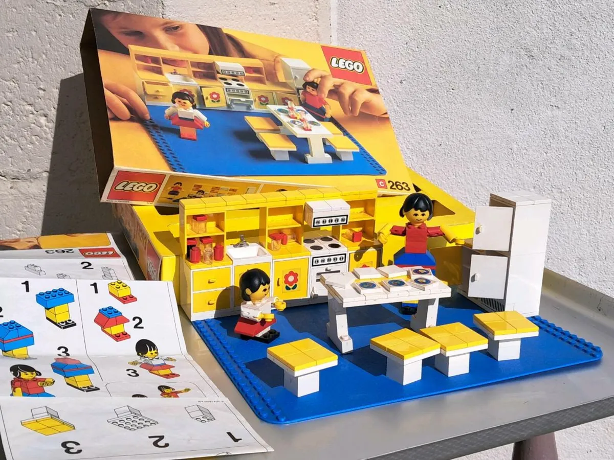 Lego Vintage 361: Tea Garden Cafe with Baker's Van - Image 4