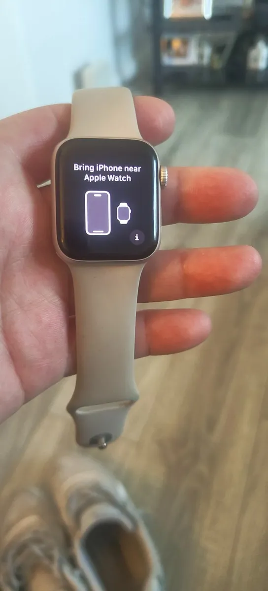 Genuine Apple watch SE 40mm 2 gen GPS  🔋  79% - Image 3