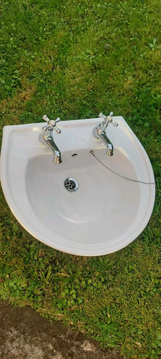 Two sinks - Image 2