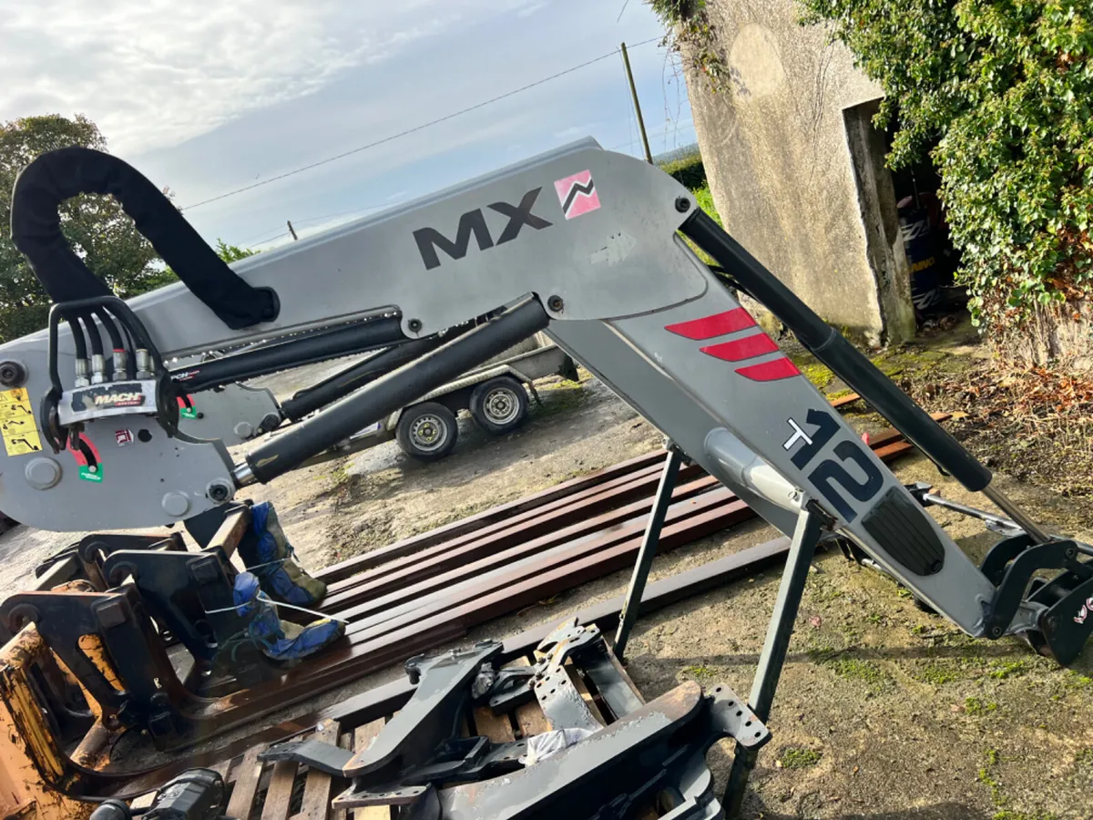 MX T12 tractor loader C/W brackets - Image 2