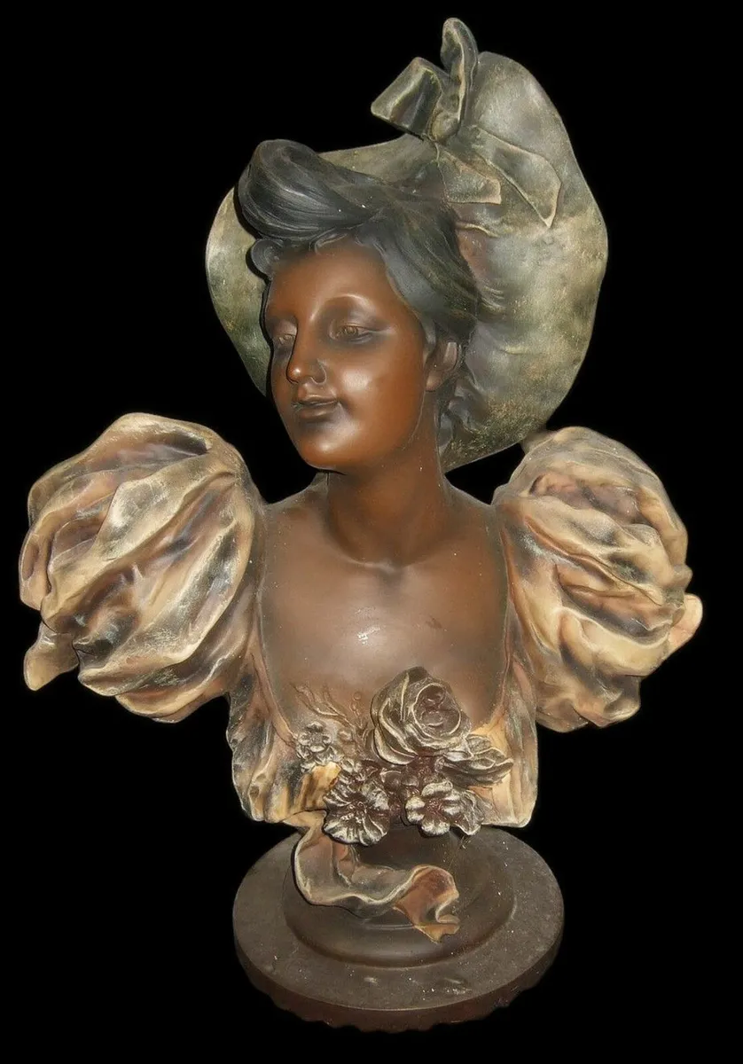 Substantial Vintage Bust "Libellule" - Image 1