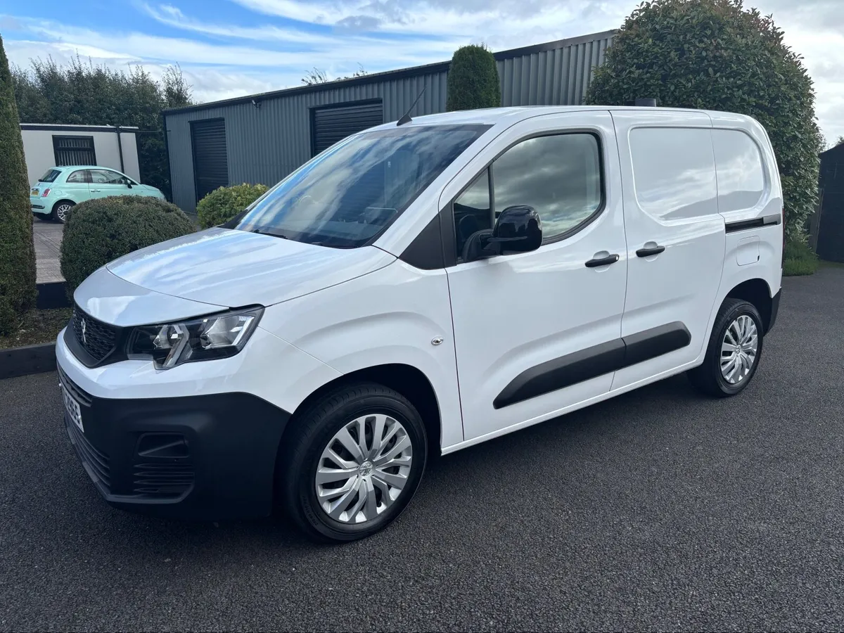 2022 Peugeot Partner Pro Premium - Image 1
